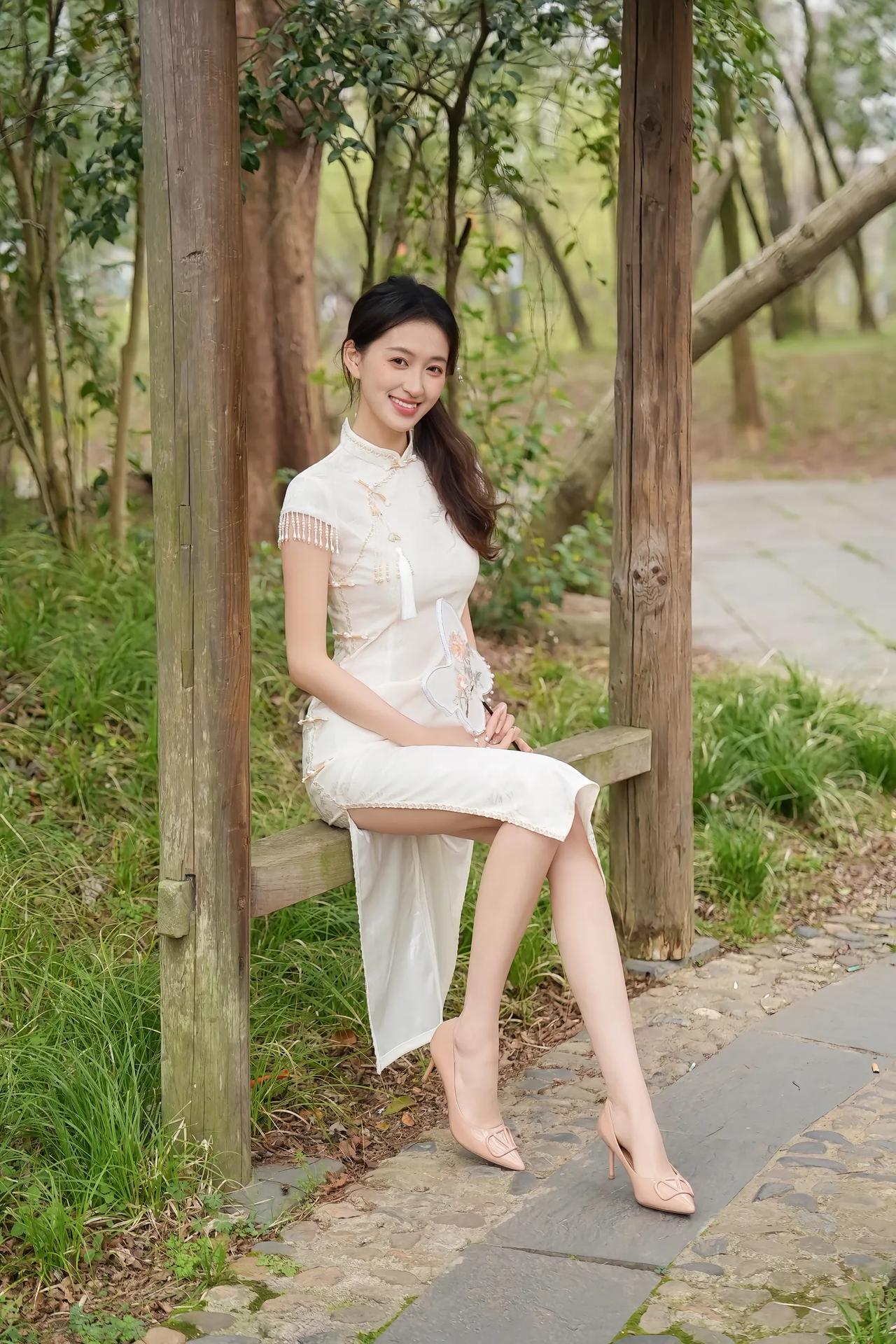 绿树掩映下，佳人倚栏笑。