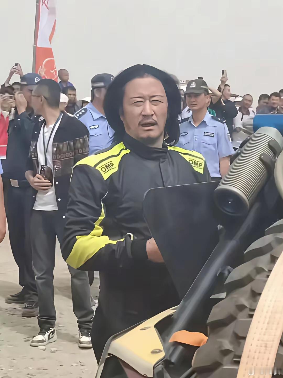 谁敢信这居然是吴京，这就是他理想中的man吗？一眼看过去像内蒙古卖牛肉干的​​