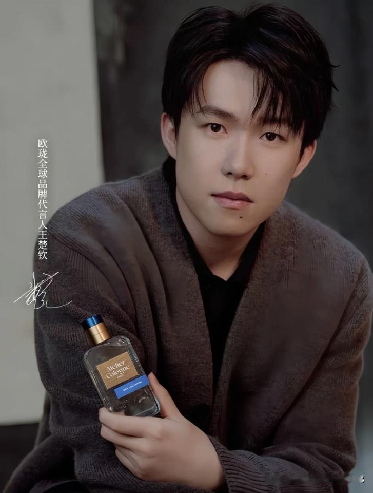 向内收敛，向外迸发，赛场上的热血，赛场外的柔和，沉静与热烈的交锋，在王楚钦身上