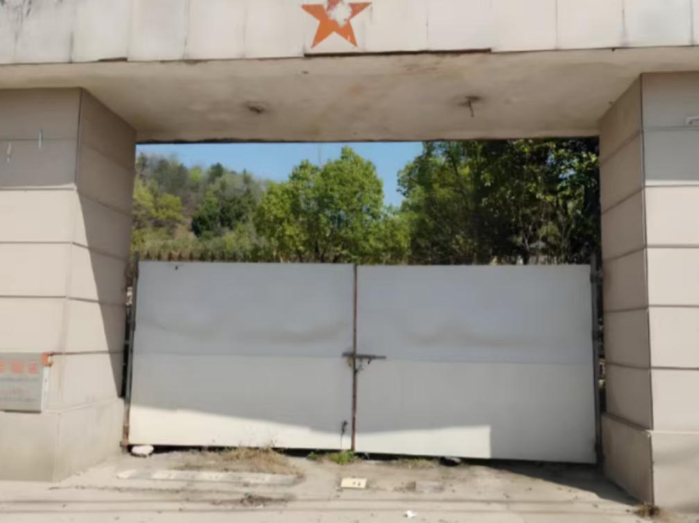 那些废弃军营为啥一直没人敢动？原因也很简单：它们都归部队管，地方上完全没辙。别看