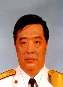 85岁的妈，送55岁的儿子。轮椅推到灵前，她就那么看着，手抖着去摸儿子的脸，嘴