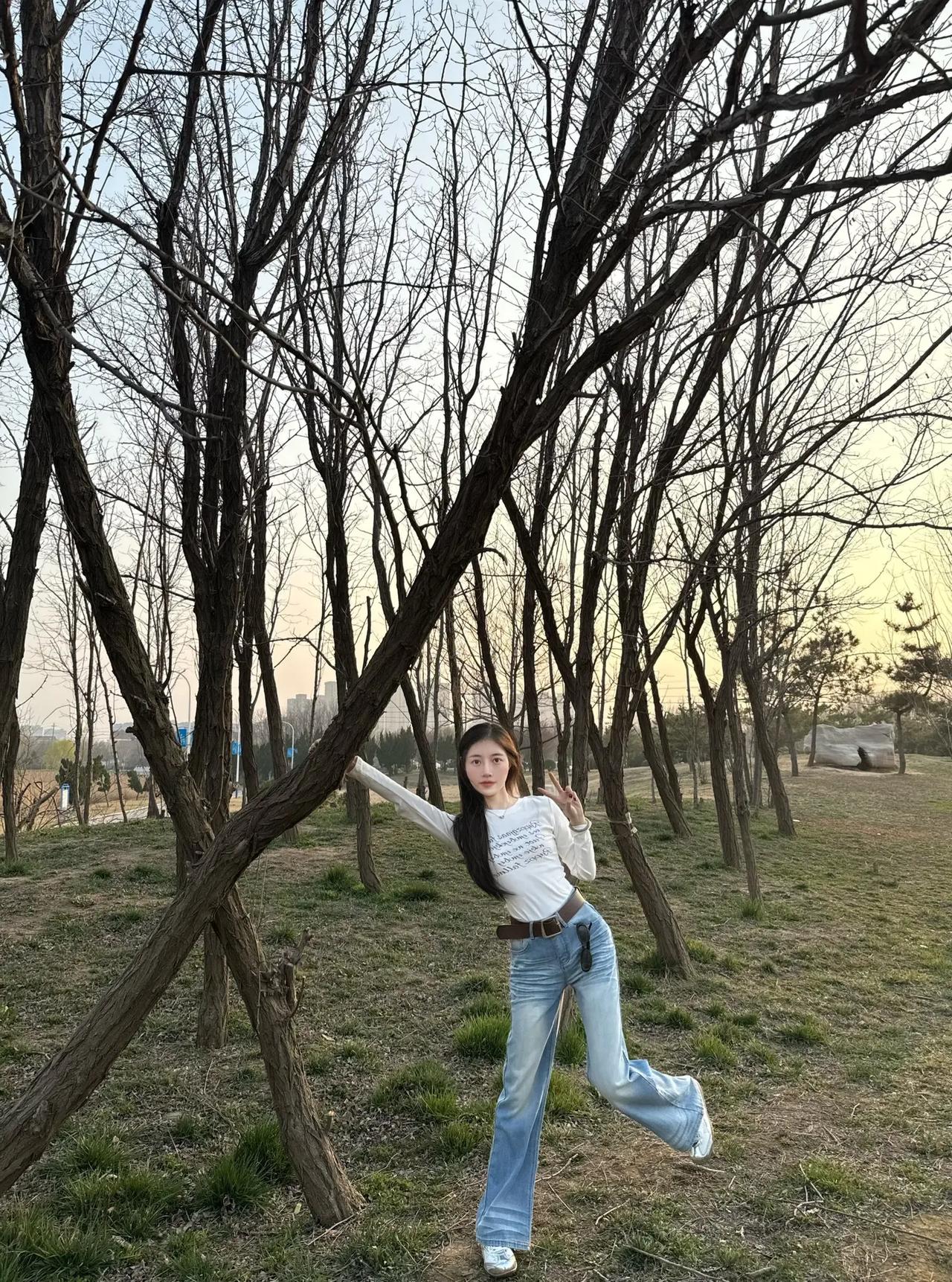 林间少女倚树笑，岁月静好如初见。