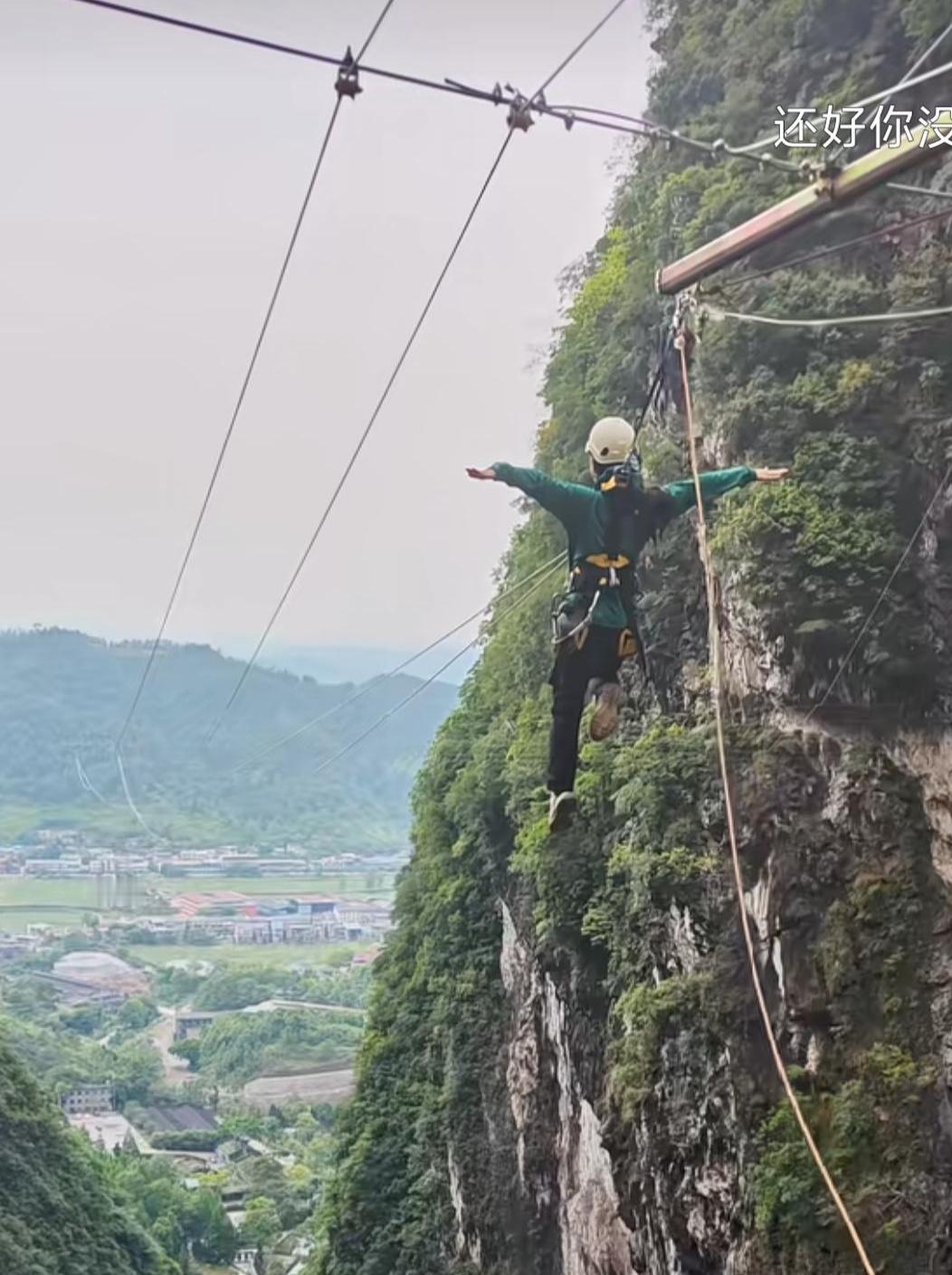 女游客秋千坠亡家属已和解210万和解，冰冷的数字。这两张图对原理解释的很清晰了放