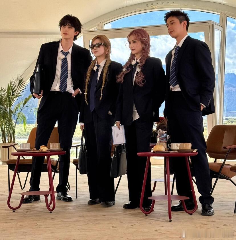 奔跑吧西装组合咱就是说已经狠狠的期待节目的播出了奔跑吧‖​​​