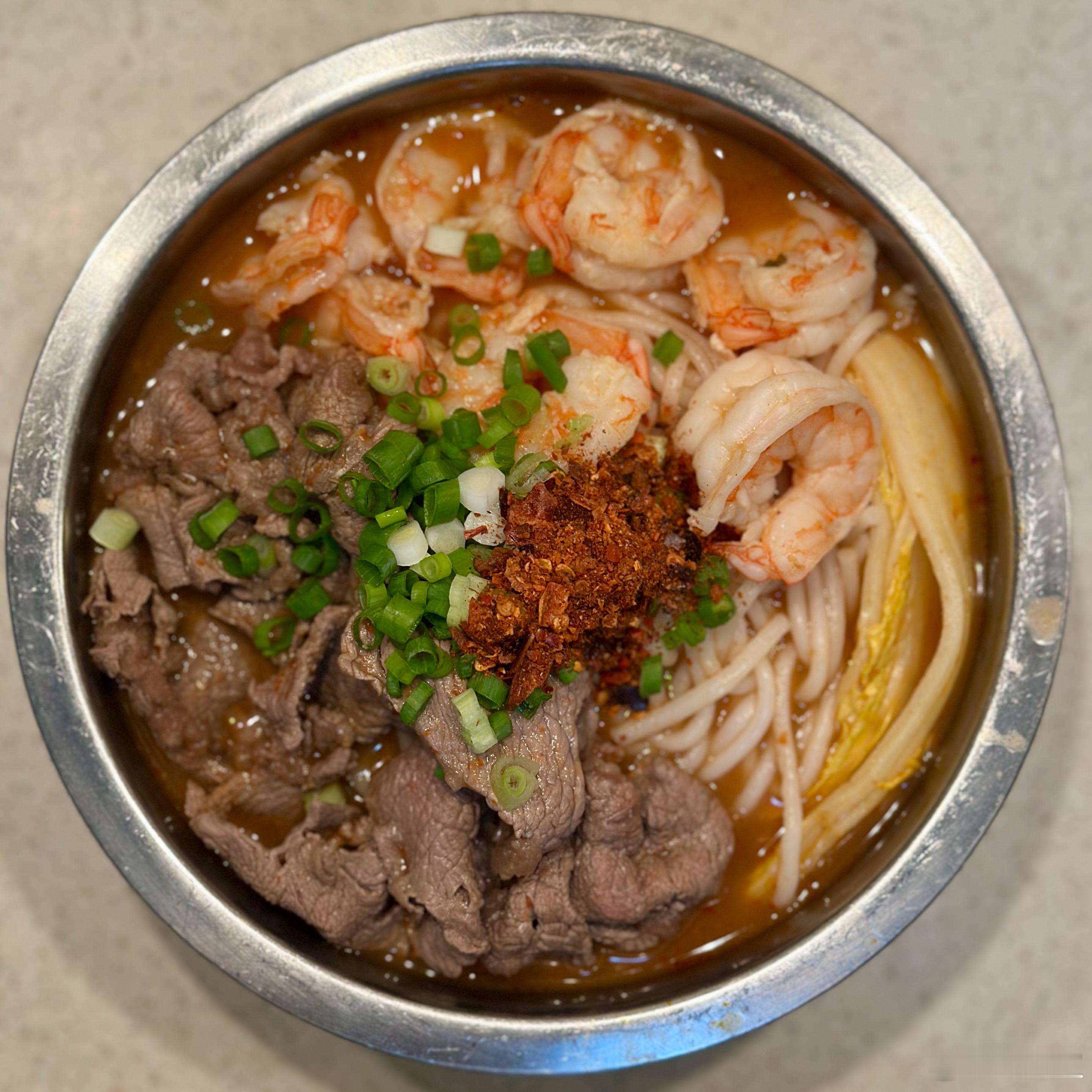 晚餐扎扎实实搞碗酸汤米粉吃。里面有300克蔬菜，120克牛肉，7只对虾。[大笑]