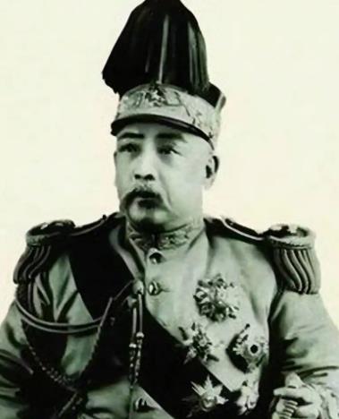 袁世凯有午睡的习惯，每天总睡两个小时，每次睡醒，都要喝上一口上好的香茶，有一天，