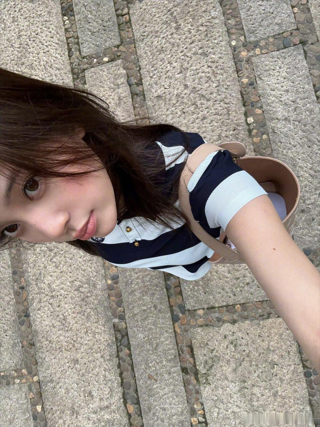 欧阳娜娜大厂vlog太真实了没有精致滤镜，满是日常烟火气。镜头里她认真工作、偶