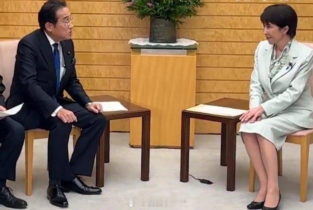 日本前首相、现增长战略总部负责人岸田文雄，向高市早苗汇报工作，提交了一份提案，概