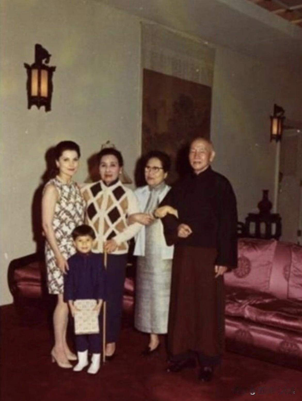 上世纪六十年代，台中梨山宾馆，宋霭龄（宋蔼龄）、蒋介石、宋美龄、蒋方良的合影。早