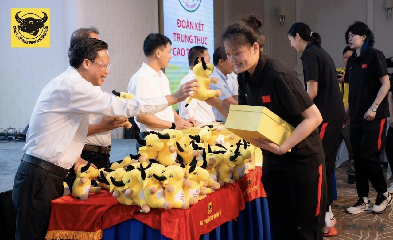 国际女排邀请赛开幕在即，赛前主办方暖心举办欢迎晚宴，各支参赛队伍齐聚一堂，欢聚交