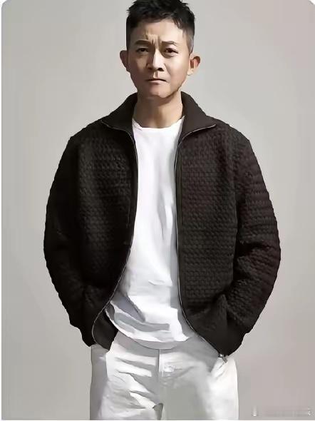 大家不要羡慕杨志刚了因为我们永远不可能成为他！仅仅就这一个条件，我们就无法达到那