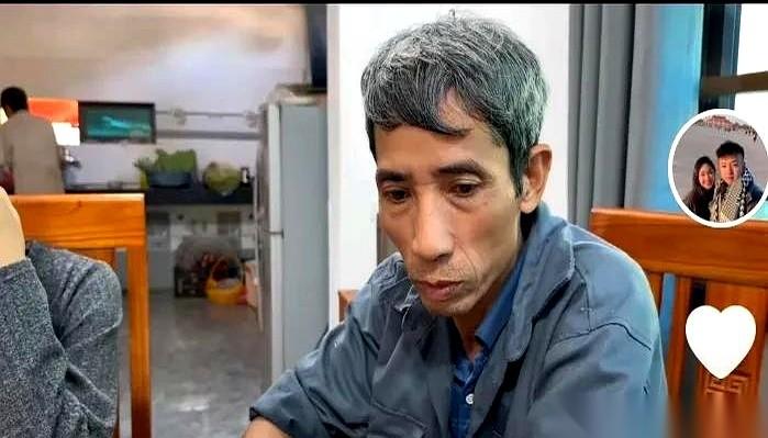 就为几只鸭子，二伯母那嗓子，差点把村西头的月亮都给骂下来。小松他老丈人，一个老