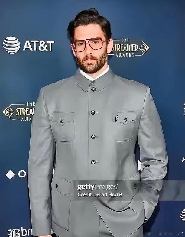 这一巴掌，扇得太响，太透彻！美国顶流网红Hasan穿着中山装出席盛典，多提气的事