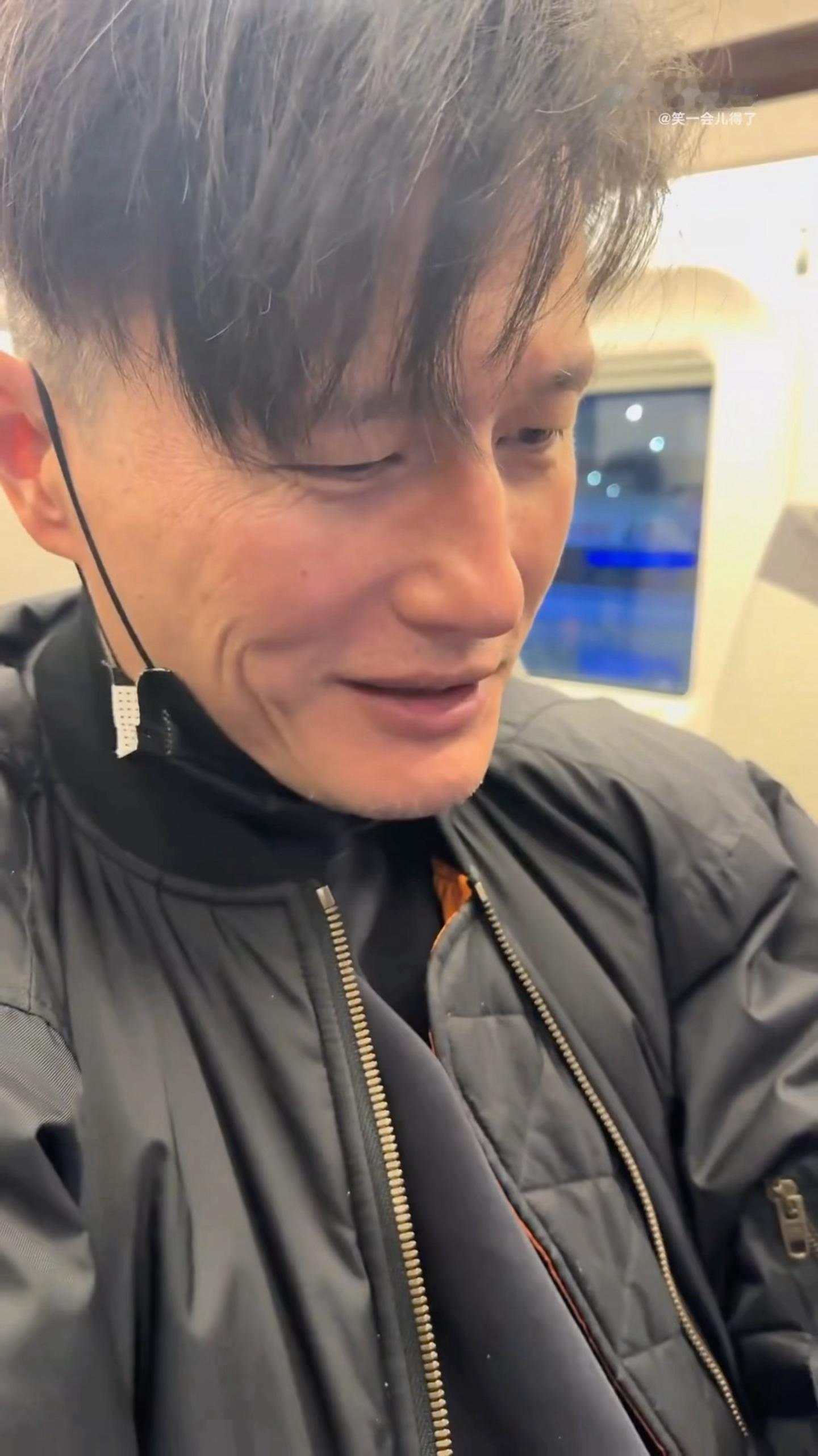 尹子维跟徐冬冬官宣后状态尹子维跟徐冬冬官宣后状态，真的是觉得好甜，坐在姐姐旁边