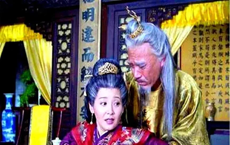 马皇后摔断朱元璋的玉如意，朱元璋勃然大怒说：“后宫永远不能参政”。乾清宫内的空