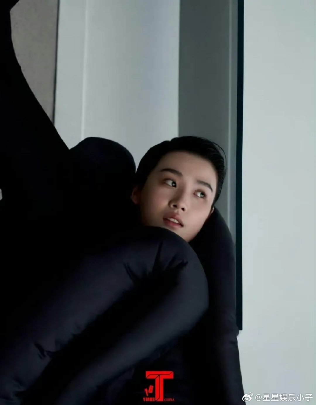 杂志给卢昱晓拍的这组图真是绝了！她这次尝试了女扮男装的造型，不仅没让人觉得别扭，