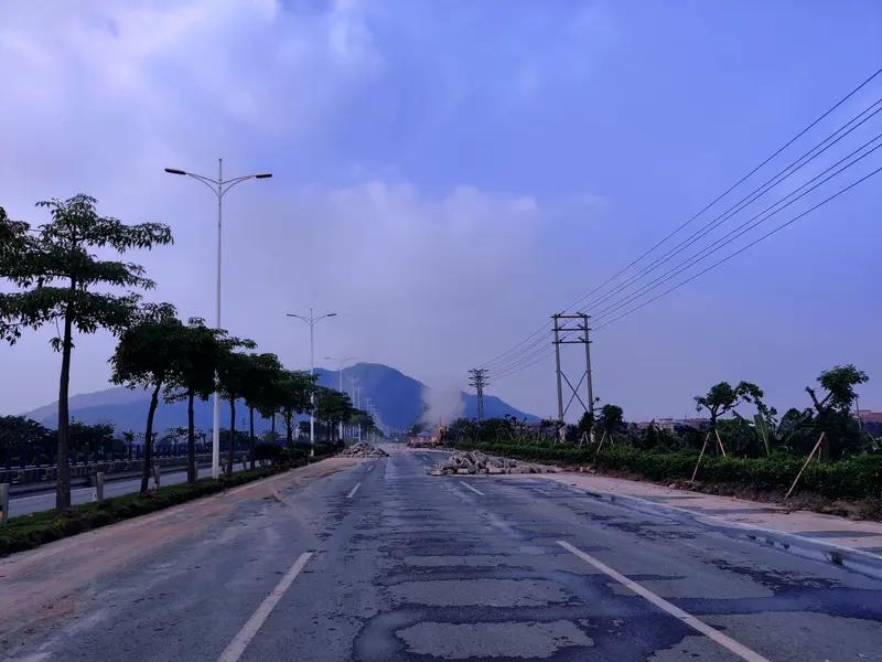 广东汕头一道路被晒到突然炸开热胀冷缩，从这不难看出道路被晒到突然炸开就可以理解了