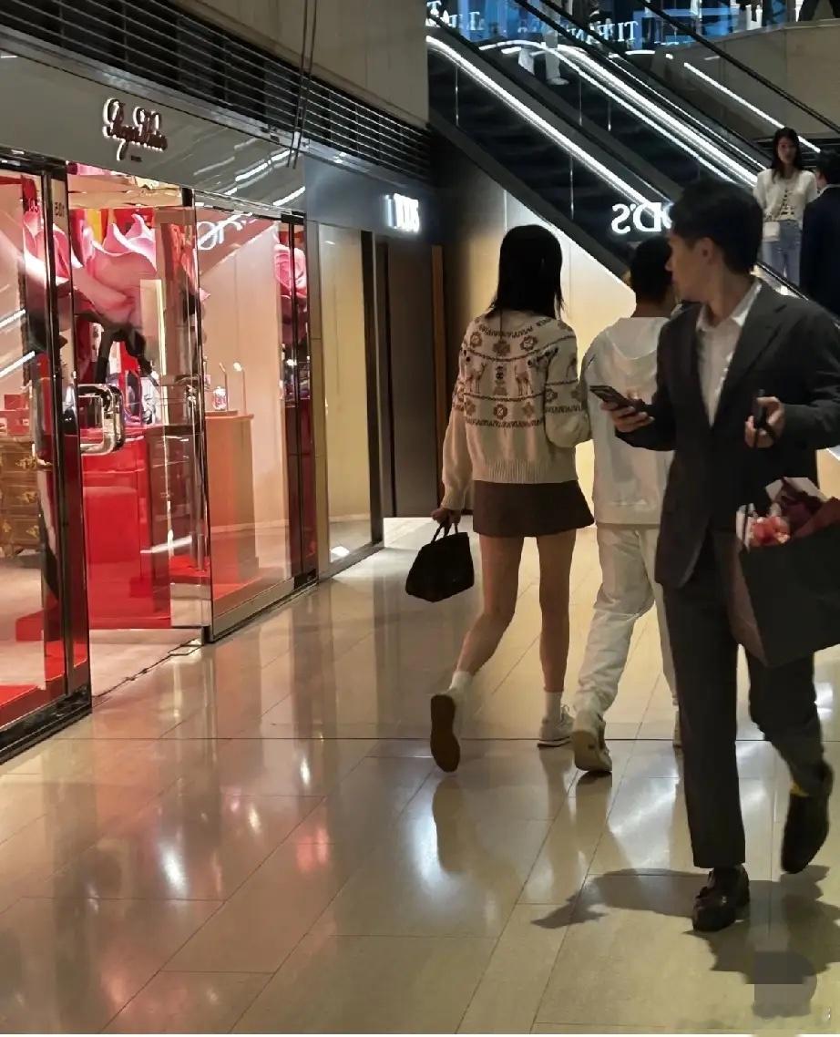 奚梦瑶和何猷君在中国香港置地广场逛街被偶遇，奚梦瑶手里提的是一款爱马仕包包，据说