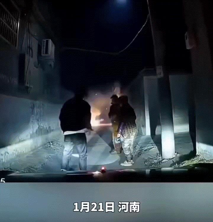 泪目了。河南，一小伙驾车回家过年，但因为路上发生了堵车，晚上了才到老家。可正当小