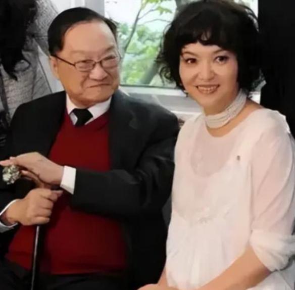 1976年，52岁的金庸娶了23岁的林乐怡，请好友蔡澜吃饭，不料蔡澜却吓得落荒而