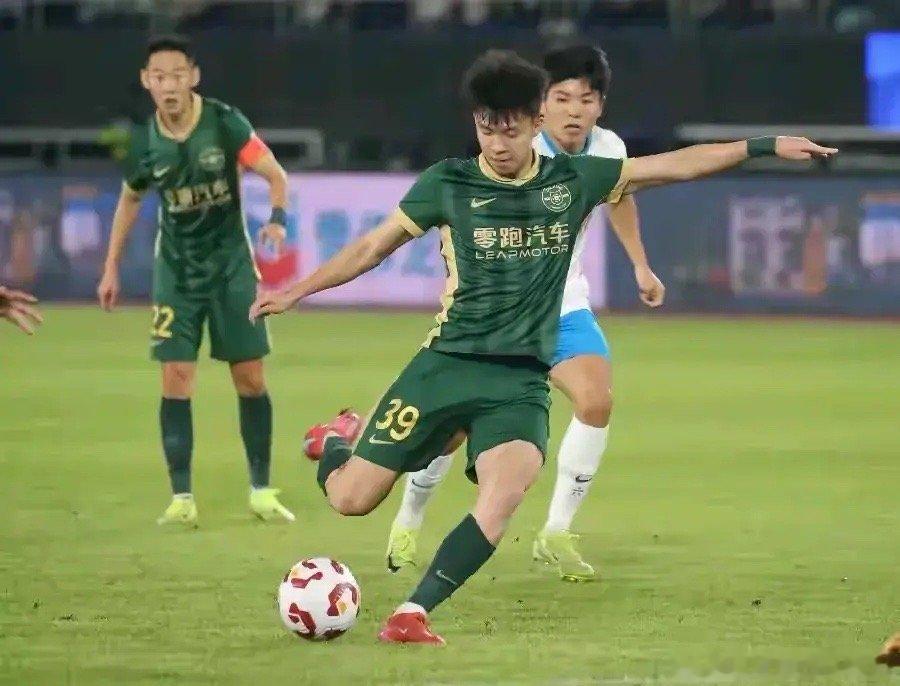 新一代国足最强阵容：前锋：张玉宁28岁，王钰栋19岁，韦世豪30岁中场：塞尔吉尼