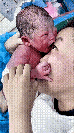 刚出生的小宝宝一直哇哇大哭，怎么哄都停不下来。护士把宝宝抱到妈妈脸旁，神奇的一幕
