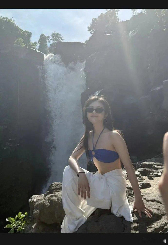 李兰迪晒旅游照引猜测，张新成曾发照秒删，二人未官宣，分手传闻扑朔迷离。​​​