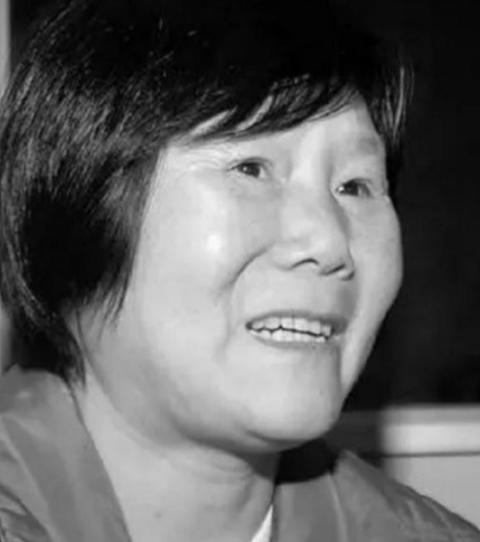 1975年，湖北神农架几名妇女正在田里挖洋芋时，一位女孩因为内急跑去树林中解决，