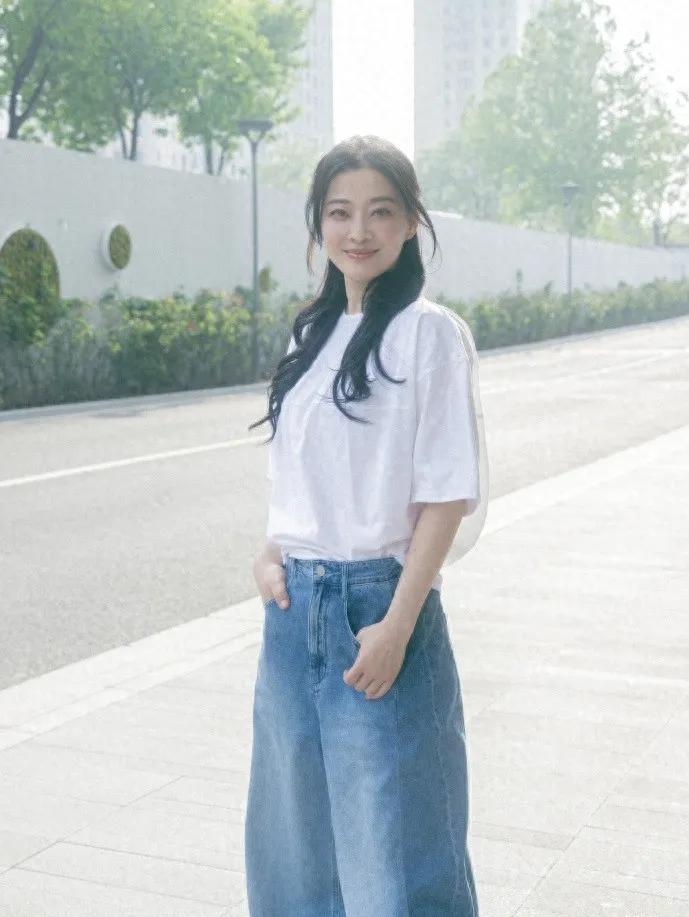 50岁这状态真的绝了！💯白T+牛仔阔腿裤的简约搭配，被梅婷穿出了松弛感天花板