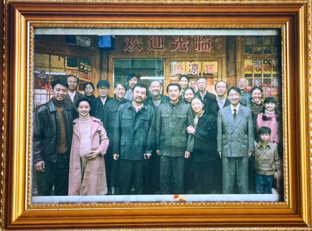 《抓特务》的结尾，定格在一张大合影。看电影时短暂一瞥，看不出什么门道。网上找到这