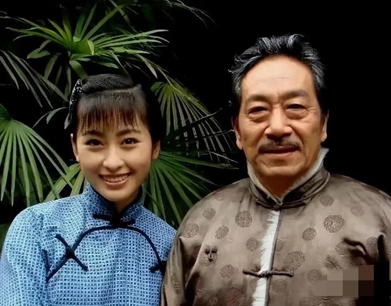 68岁王奎荣迎娶31岁学生饶芯语，当年这段恋情可以说争议拉满。婚礼当天女