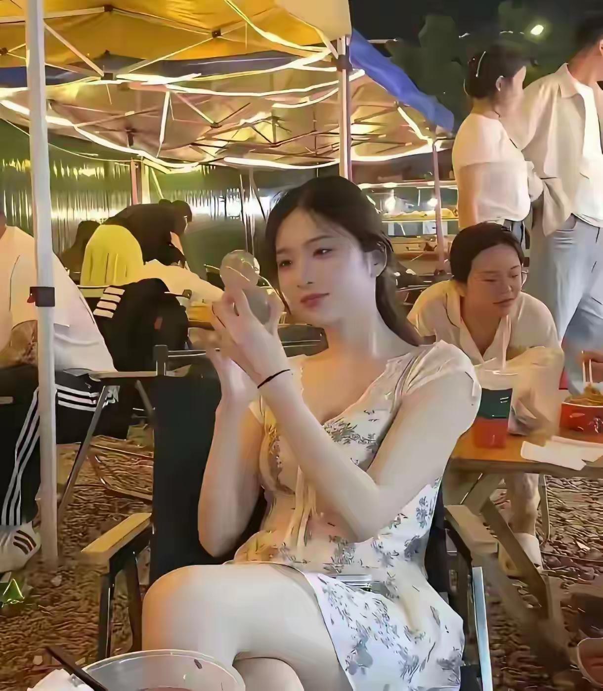 每天看着老婆，总有点不放心的感觉，不知道为啥。