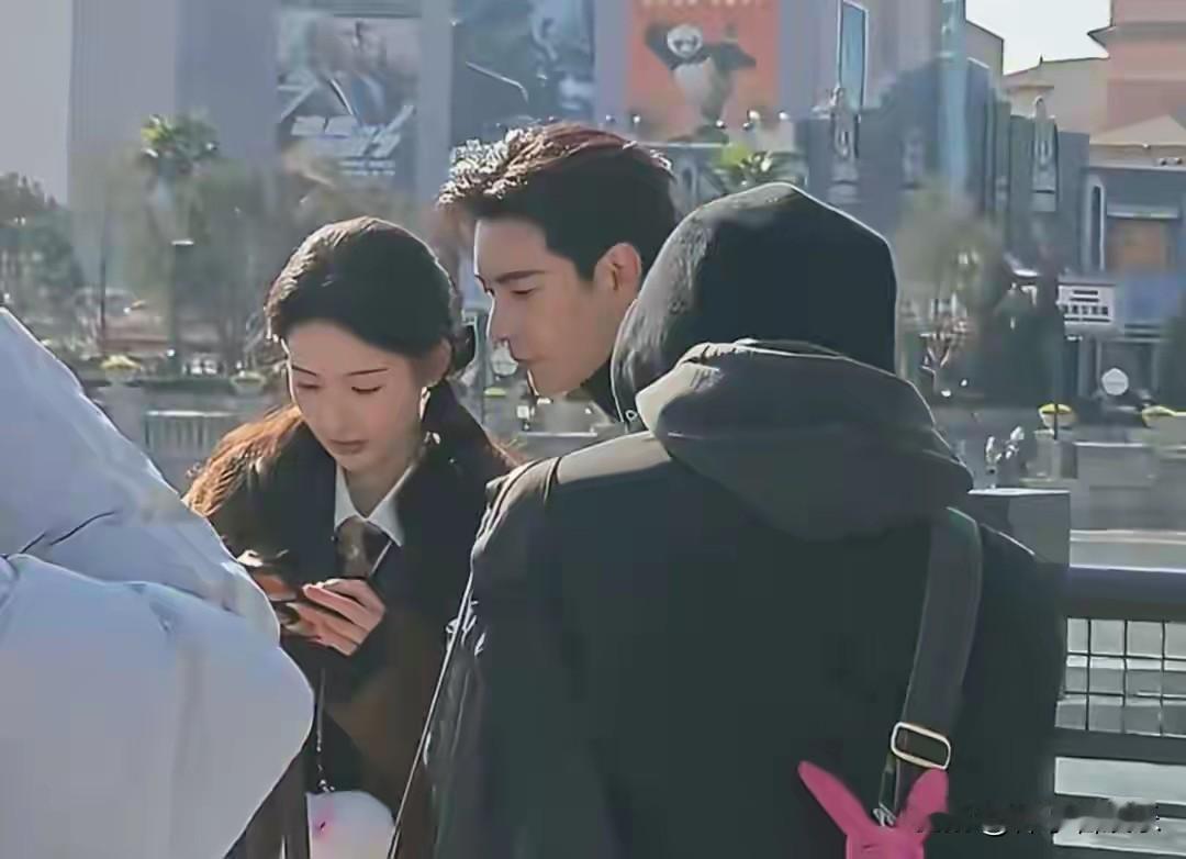 半个月前，在2025年腾讯视频星光大赏的现场，陈星旭经历了一场令人啼笑皆非的“社