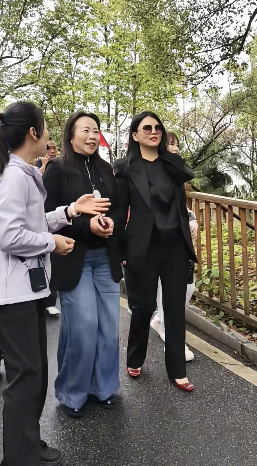近日，李湘独自现身湖南株洲醴陵，参观那里的博物馆，她穿了西服，瘦了不少，体重像是