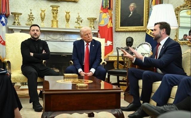 泽连斯基危险了，美国副总统万斯当着全世界的面，突然爆料称：白宫正在彻底砍掉对乌克