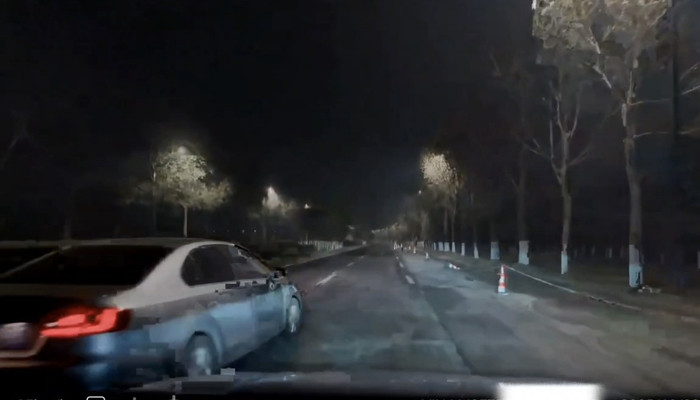 吉林长春一车辆被曝在机动车道恶意倒车, 上演S形走位, 交警部门回应