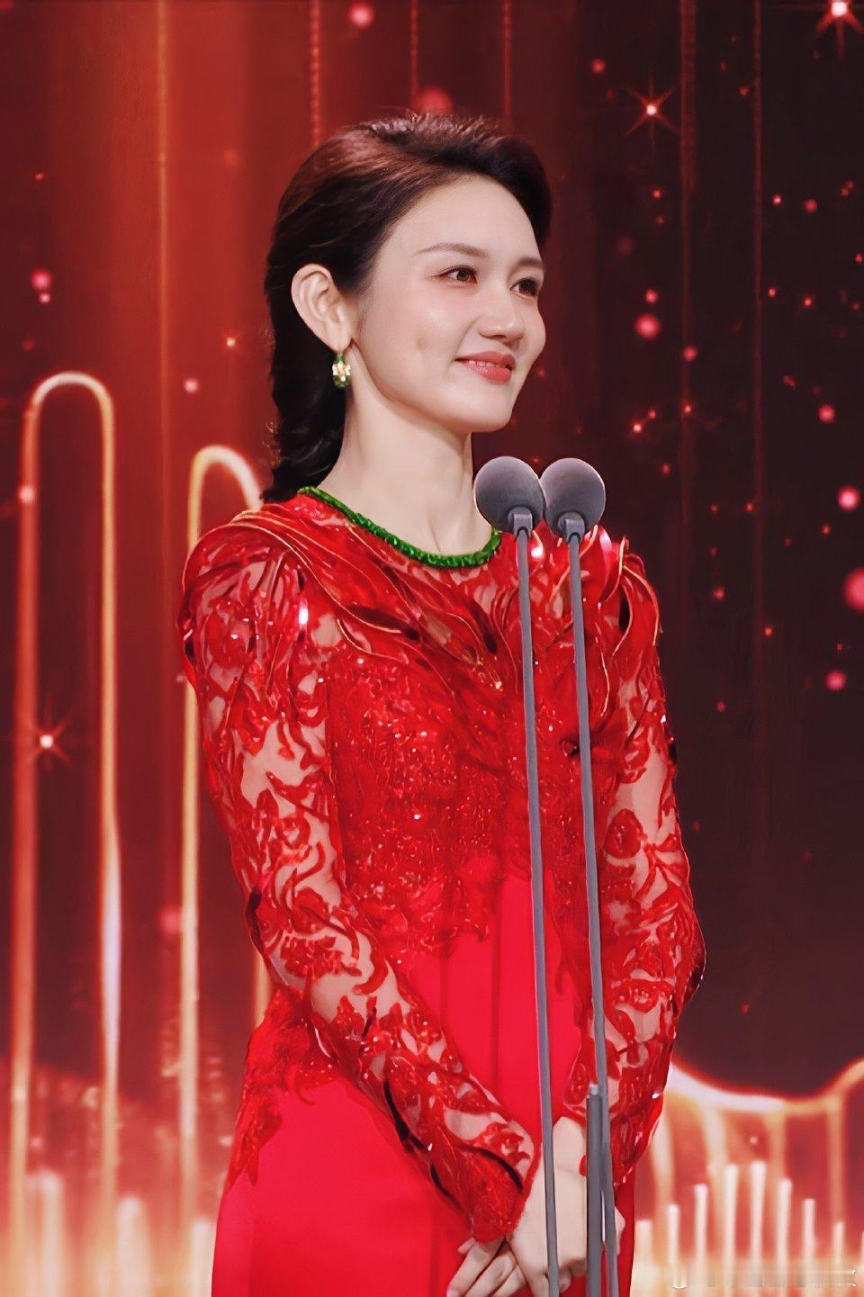 龙洋眼睛刚看春晚就被龙洋的眼睛击中了！✨这姐今晚状态绝了，眼睛亮得能照镜子，讲话