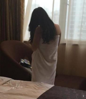 福建福州，女子在民宿洗完澡，正一丝不挂的擦身体时，房门突然被女工作人员推开，她因
