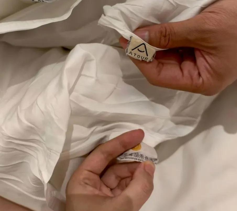 知名连锁酒店亚朵酒店暴雷，枕套竟有医院标识！这则消息迅速在网络上引发轩然大波