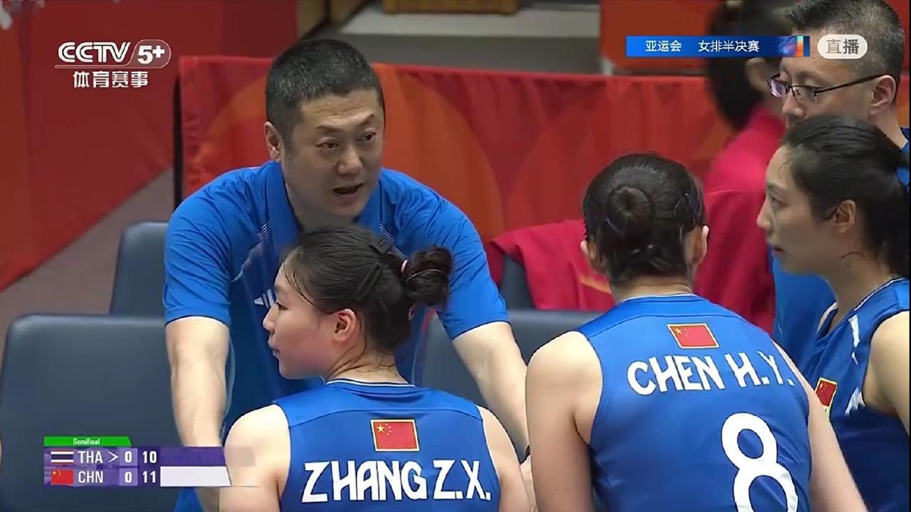 亚运会半决赛中国女排3-2泰国女排成功复仇，或许赵勇肠子都悔青了，决赛干小日子