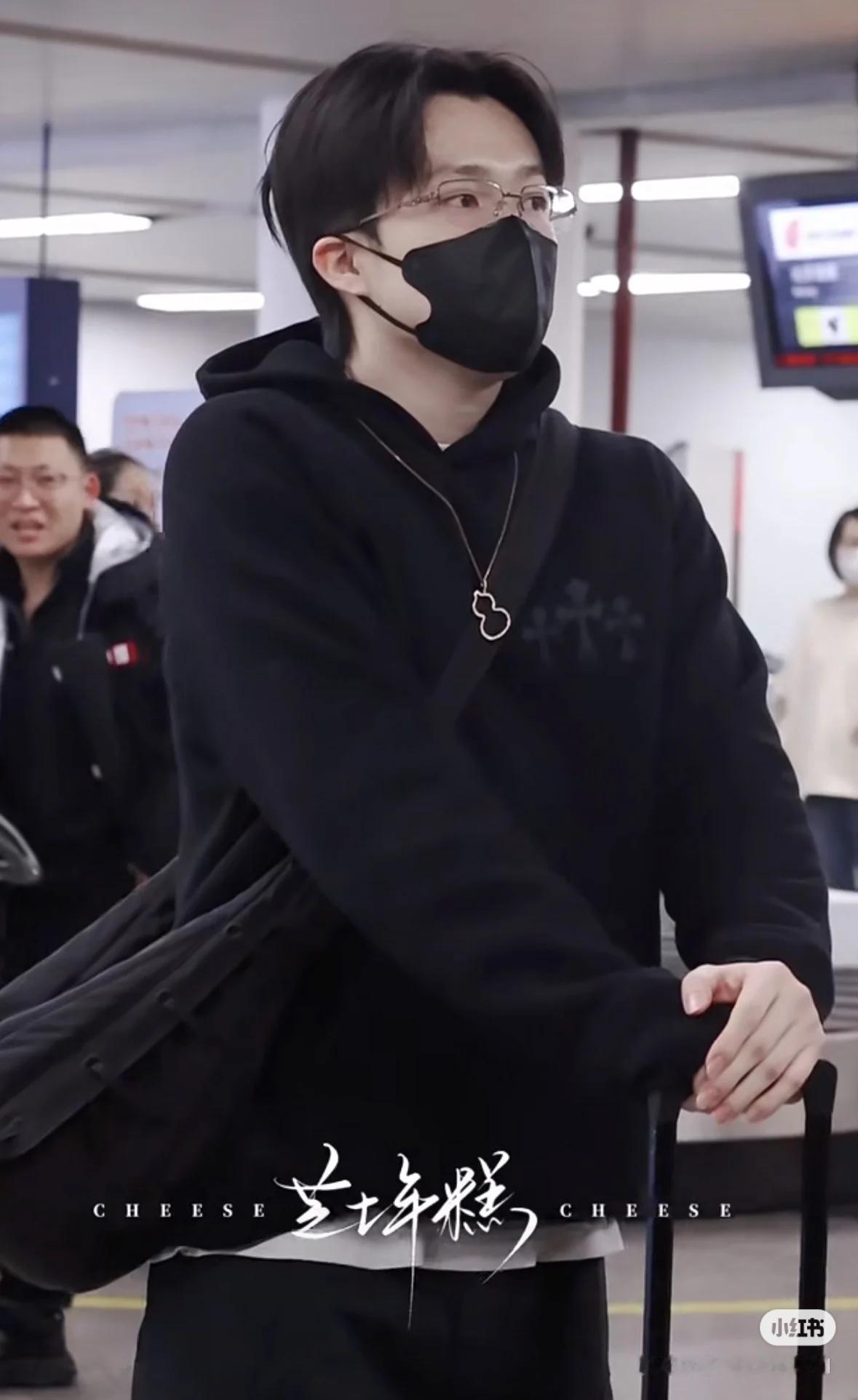 少年王楚钦！好久不见[比心]今日出发的楚钦满满的少年感！果然研究生不一样了，