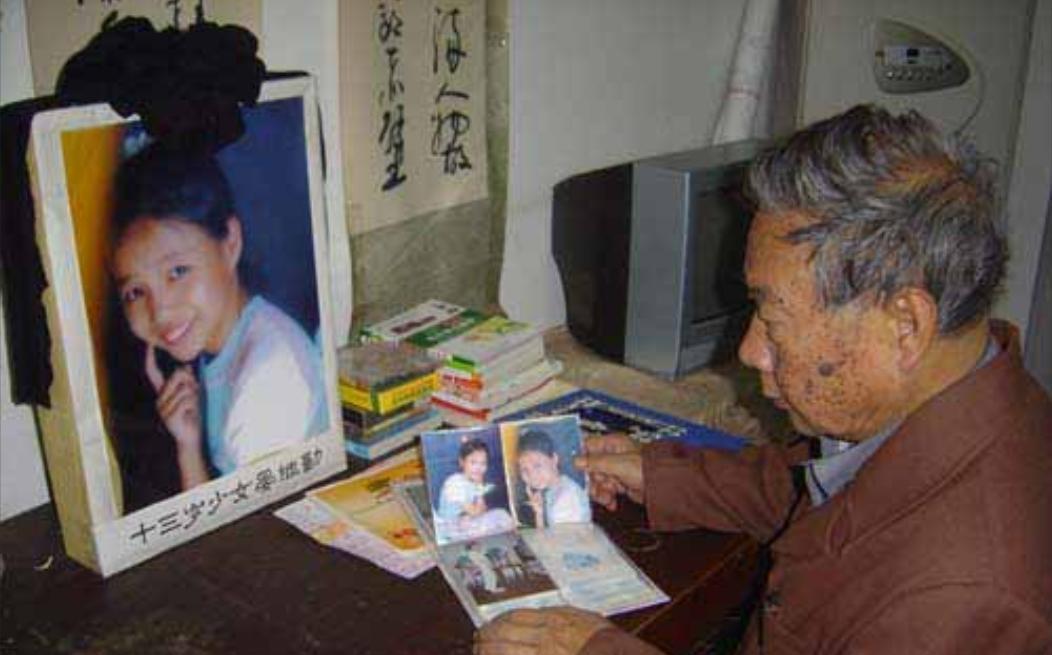 2005年，清华教授13岁女儿因与公交售票员爆发口角，售票员心生怨恨，竟然当着教