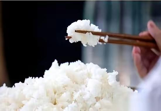 一个老外来中国，吃完一碗普普通通的白米饭，撂下筷子说了句石破天惊的话：“跟你们比