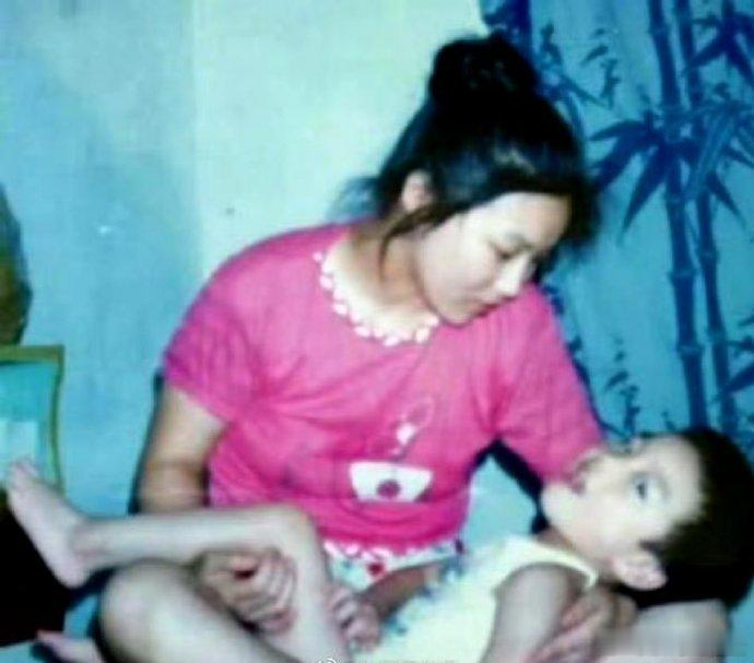 母爱创造奇迹！1988年，湖北一女子产下脑瘫儿，丈夫抛妻弃子。母亲并没有选择放弃