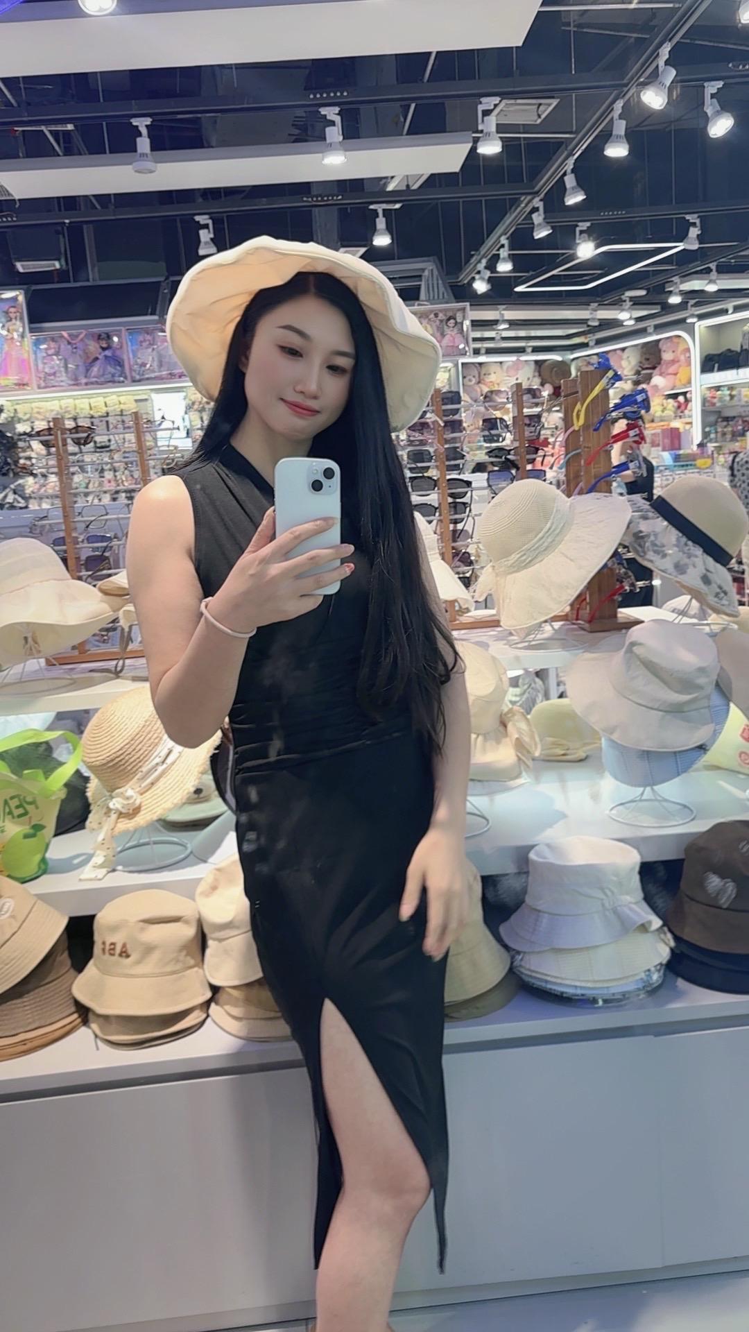 “人生没有白走的路对了就庆祝错了就记住.”小黑裙穿搭草帽与连衣裙搭配