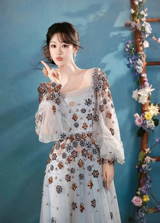 领导说杨紫是实力派领导这话也太有眼光了！杨紫确实是实打实的实力派，童星出道却从没