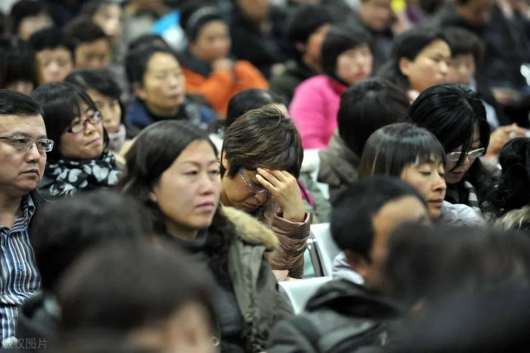 大学陆续开学了，我发现一个特别扎心的现象：现在的父母，不知道都咋了，孩子考上大学