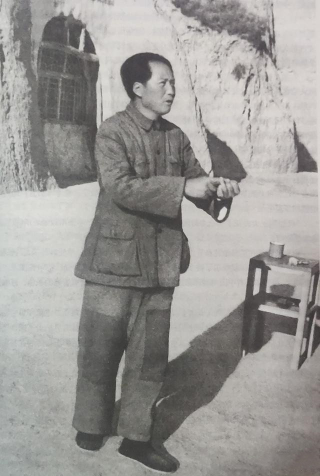 1942年，毛主席在延安给干部作报告。仔细看，毛主席穿的两条裤子上都带着大块补丁