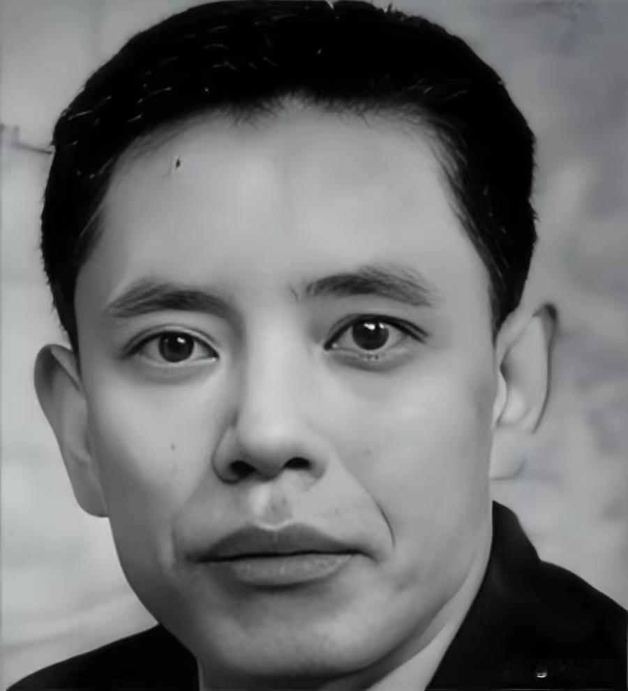 1948年，自贡街头，军统教官余乐醒看见了自己的学生周迅予，他转身钻进一家旅社：