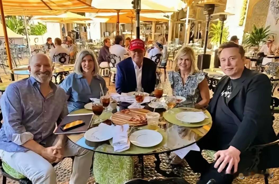 马斯克和老特他们在一起吃饭，也没有点啥正经东西，看起来实在有些太寒酸了，这些大佬